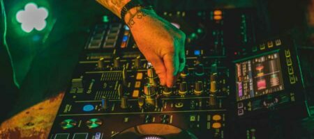 Seit neustem besitzen wir nun auch die Pioneer CDJ 2000 CD Player