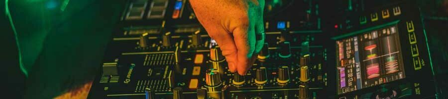 Seit neustem besitzen wir nun auch die Pioneer CDJ 2000 CD Player