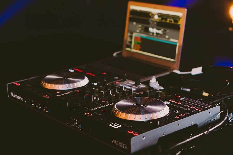 Künstliche Intelligenz: Djay Pro 2 mixt Musik via Automix AI