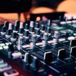 Mehr als nur Musik: Warum DJ-Equipment regelmäßig geprüft werden muss